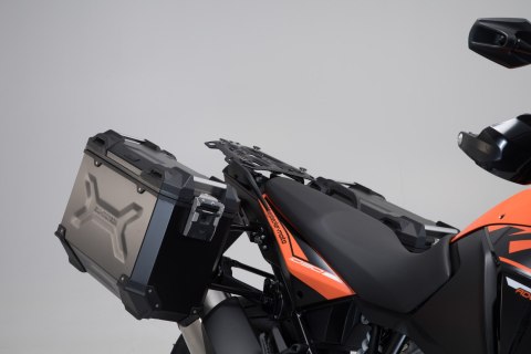 ZESTAW KUFRÓW BOCZNYCH TRAX ADV I STELAŻY SW-MOTECH KTM 1050/1090/1190 ADV1290 SADV BLACK 45/37L ZESTAW KUFRÓW BOCZNYCH TRAX ADV I STELAŻY SW-MOTECH KTM 1050/1090/1190 ADV1290 SADV BLACK 45/37L