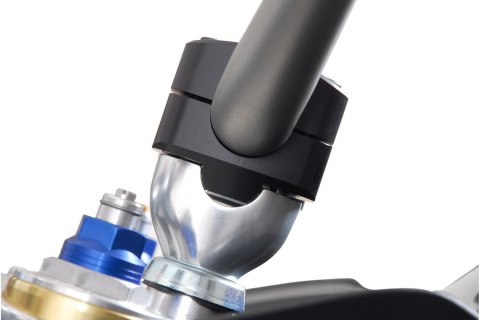 PRZEJŚCIÓWKA KIEROWNICY Z 22 NA 28MM SW-MOTECH BLACK