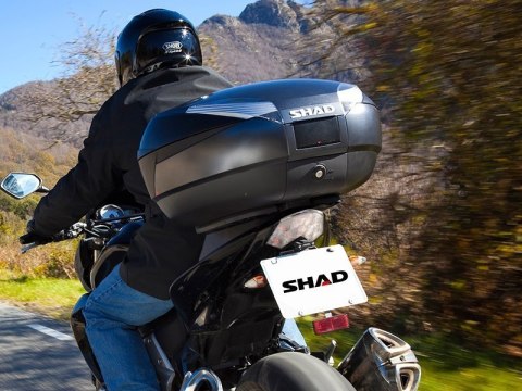 Kufer centralny ze stelażem, płytą i oparciem na dwa kaski Shad 48l Honda FORZA 125 2021-2022 Kufer centralny ze stelażem, płytą i oparciem na dwa kaski Shad 48l Honda FORZA 125 2021-2022