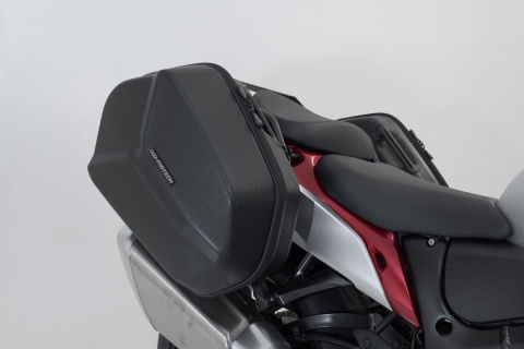 ZESTAW KUFRÓW BOCZNYCH AERO ABS I STELAŻY SW-MOTECH SUZUKI GSX 1300 R HAYABUSA (20-25) BLACK 2X25L