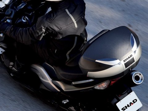 Kufer centralny ze stelażem, płytą i oparciem na dwa kaski Shad 48l Kawasaki VERSYS 650 2015-2024 Kufer centralny ze stelażem, płytą i oparciem na dwa kaski Shad 48l Kawasaki VERSYS 650 2015-2024