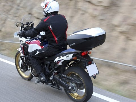 Kufer centralny na dwa kaski ze stelażem i płytą montażową Shad 59l Suzuki GSR 750 2011-2017 Kufer centralny na dwa kaski ze stelażem i płytą montażową Shad 59l Suzuki GSR 750 2011-2017