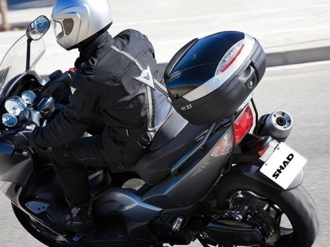 Kufer centralny ze stelażem i płytą montażową Shad 37l BMW C 400 X 2018-2023 Kufer centralny ze stelażem i płytą montażową Shad 37l BMW C 400 X 2018-2023