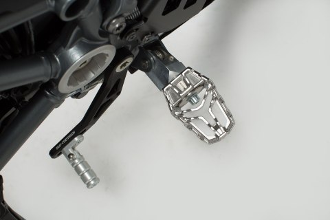 PODNÓŻKI EVO SW-MOTECH HONDA/BMW/TRIUMPH - MODELS BLACK/SILVER